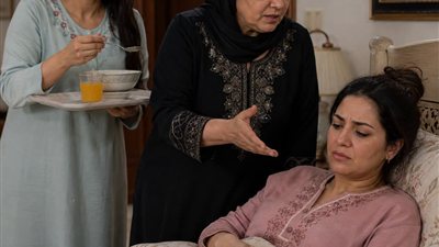حماتي كل ما ضرتي تتعب تروح تخدمها بنفسها 